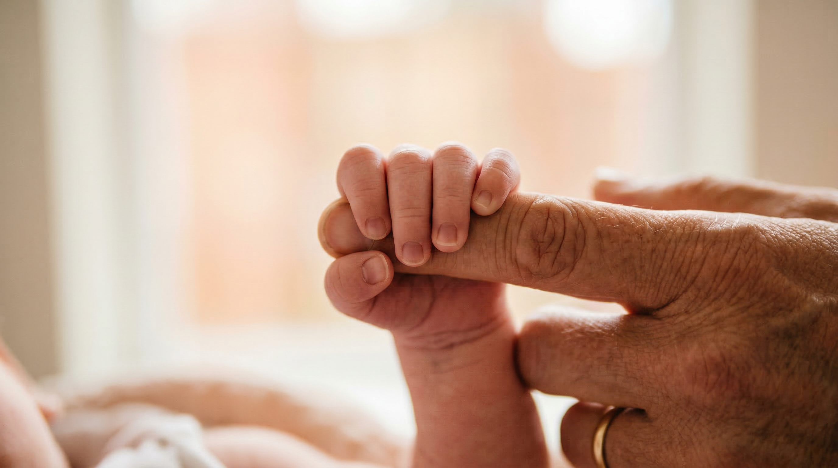 嬰兒小手緊握大人手指